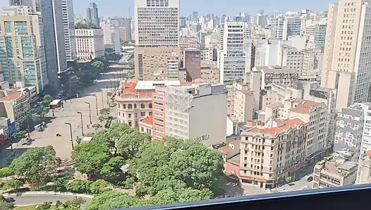Gadis ini lagi asik di depan jendela mirante sampa sky di pusat kota são paulo sambil ditonton semua orang