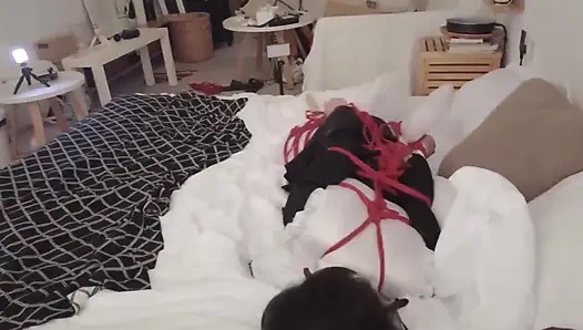 Mz17 - biarawati kulit putih dengan stoking putih diikat dengan tali merah, ikat pinggang