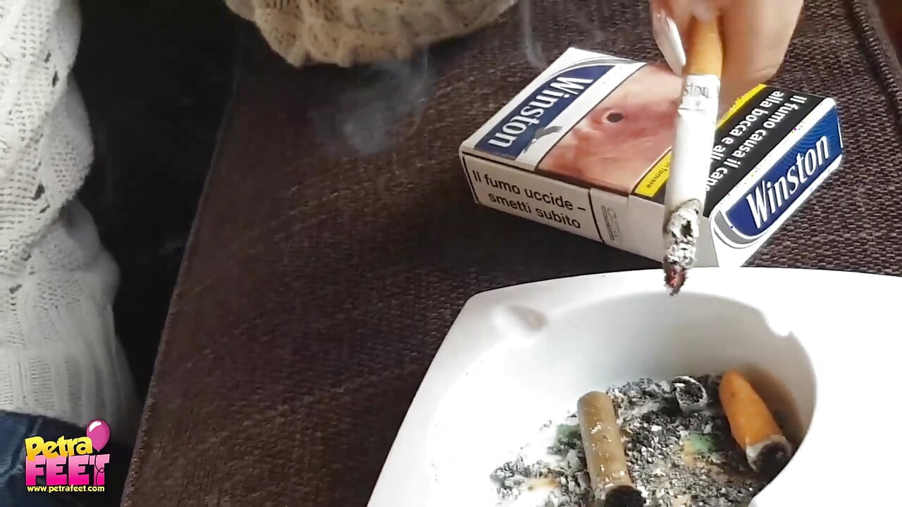 Fantastična brineta toliko voli cigare