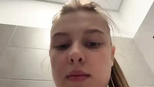 Aku lagi asik fingering lubang pantatku di mall