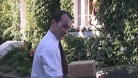 Великолепная французская блондинка-шлюшка получает камшот на лицо после жесткого траха