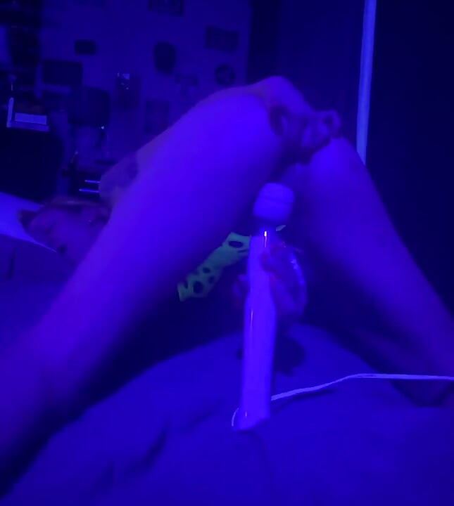 Une belle-mère sexy se laisse aller au club derrière son mari