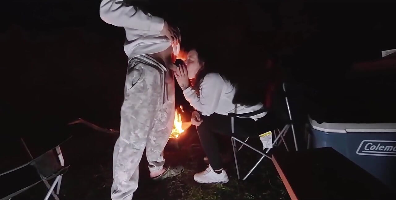 Esposa furtiva en público campamento de sexo