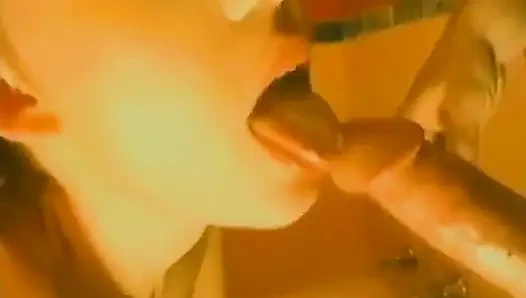 Amateurin mit kleinen titten lutscht schwanz in der badewanne