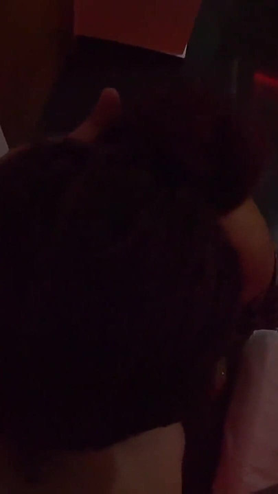 Kremówka dla kolumbijnej brunetki