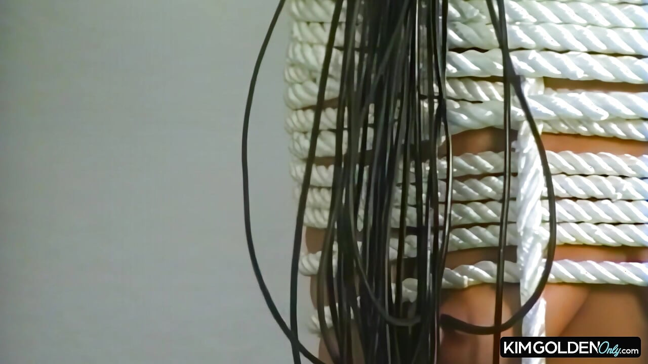 Gefesselte Blondine in wilder Bondage-Session