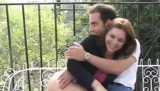 Perky esmerin ağzı dışarıda kızgın yaraklarla doluyor