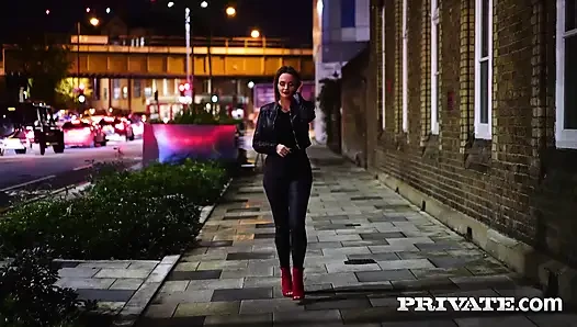 Seksi esmer lara lee biniyor ve büyük zenci yarağıyla oynuyor