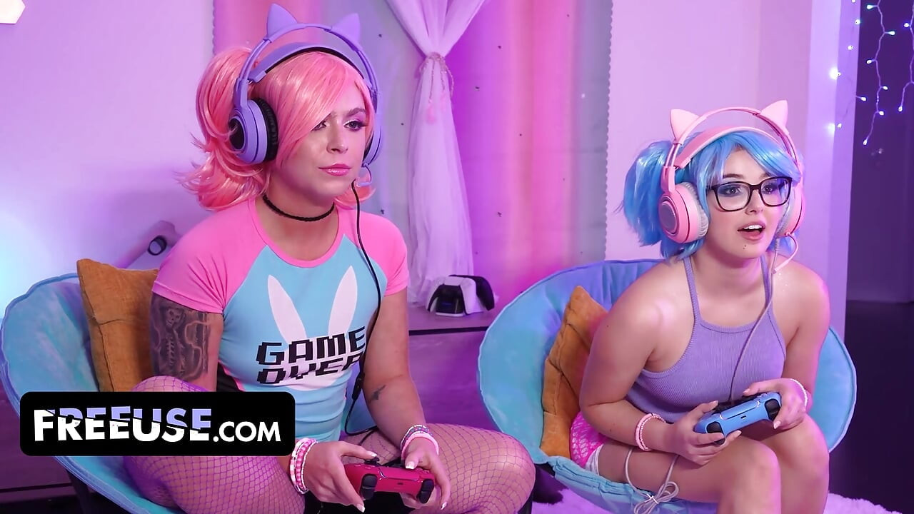 ゲーマーガールズのリーナ・ラヴィングスとクリッシー・ナイトは、ニッキーが加わると集中力を失う