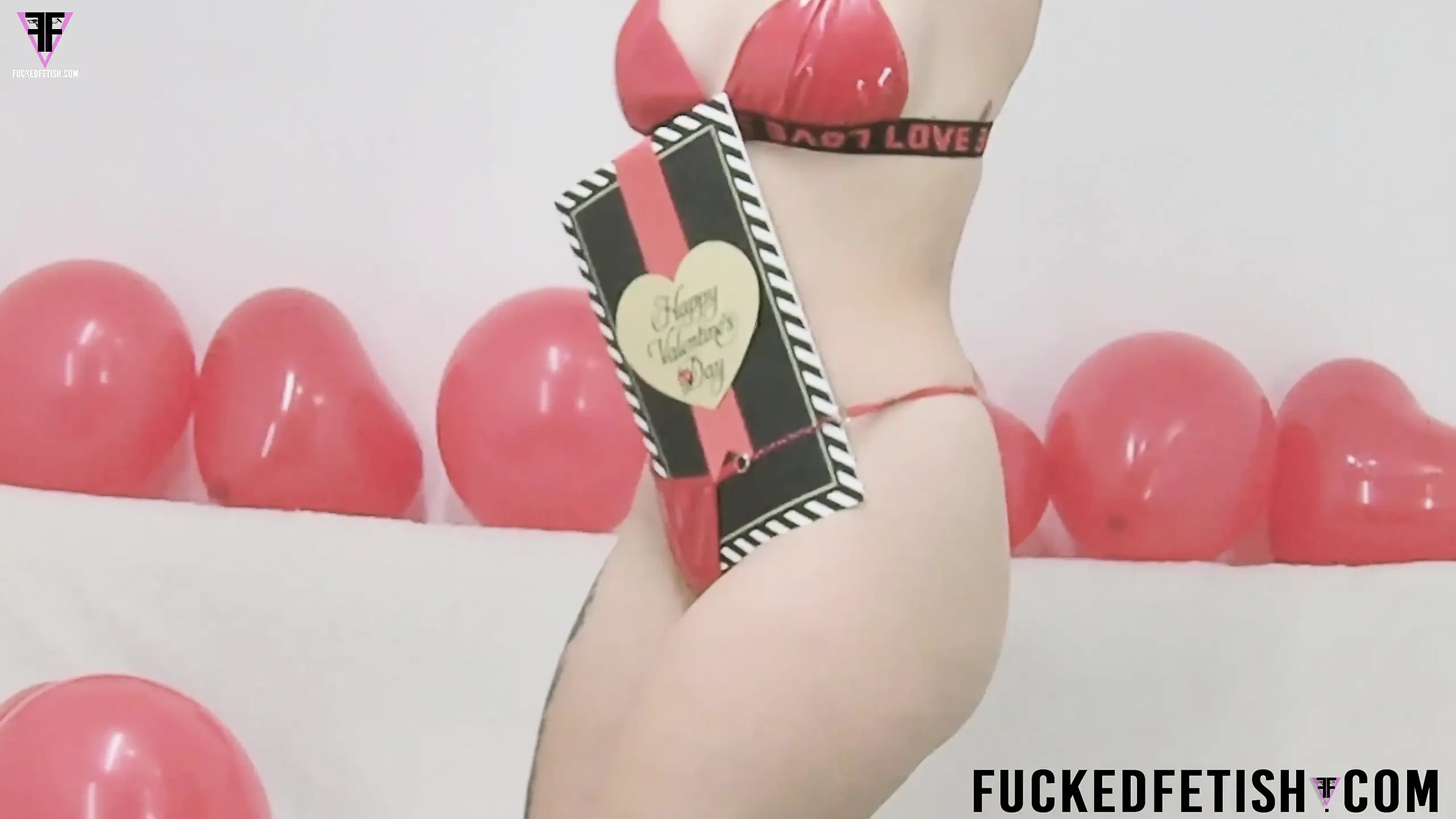 Valentine si cewek sange dengan toket besar ini lagi asik mainin nafas hari valentine