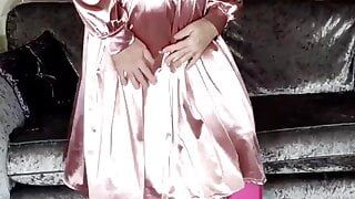 テレビクロスドレッサーのセクシーなピンクのサテンドレスとホットピンクのブーツ