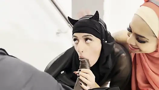 Возбужденные хиджабы из ада в Хэллоуин в тройничке