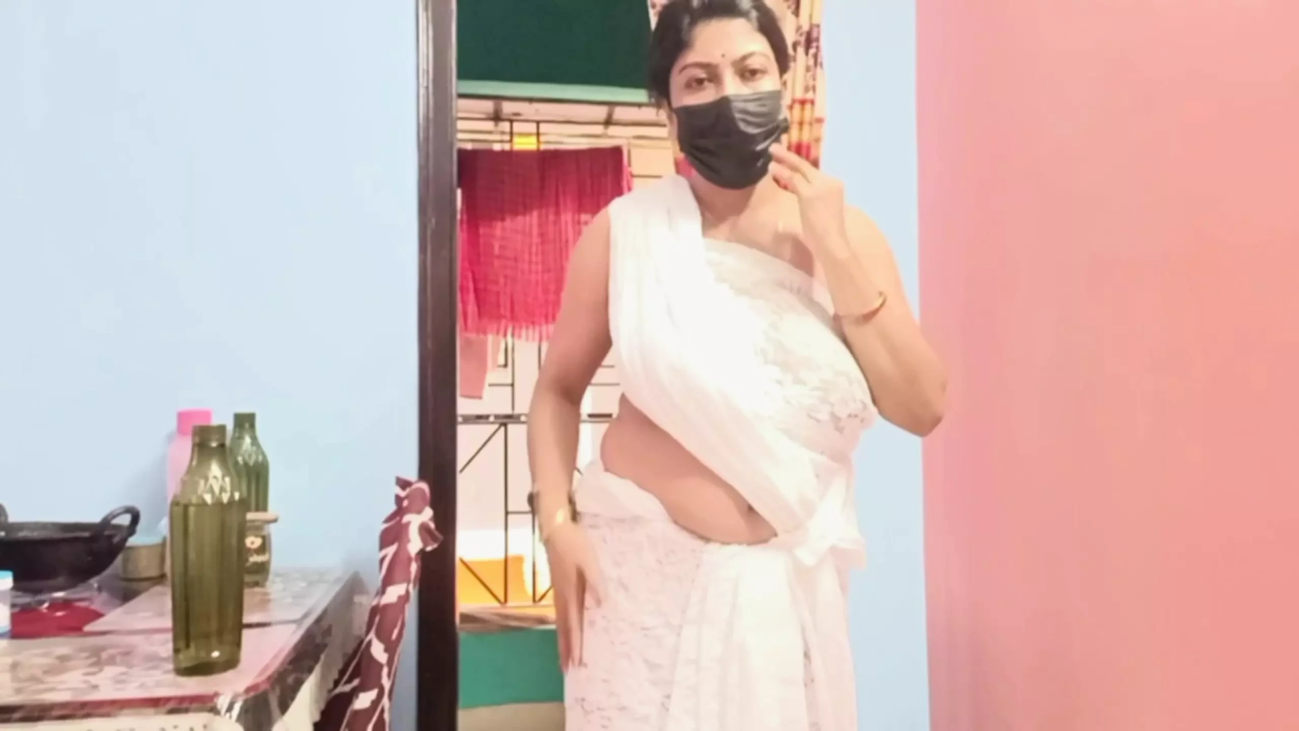 भारतीय मम्मी साड़ी बालों वाली चूत दिखाती है, बड़े स्तन वाली आंटी देसी शैली में बहकाती है भारतीय भाभी