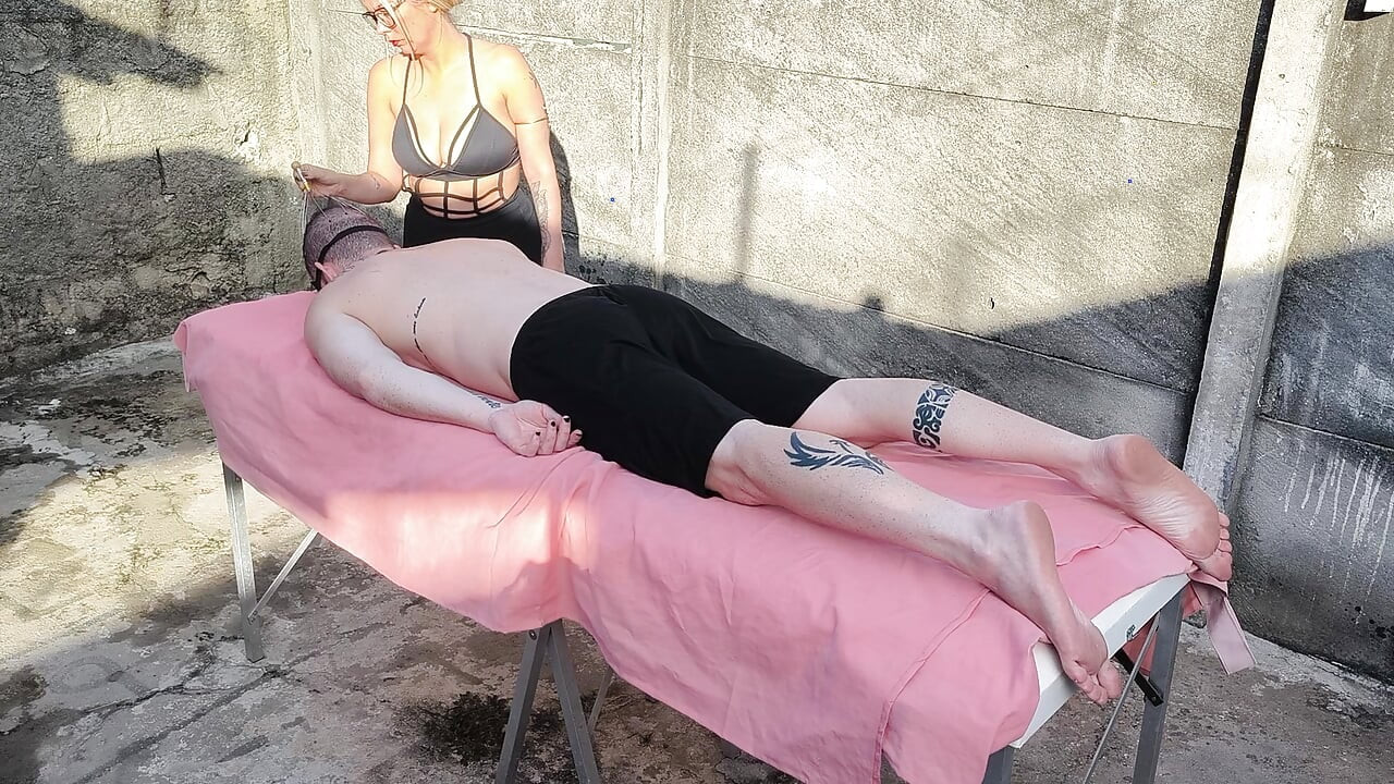 Massage nu en plein air avec une blonde sexy