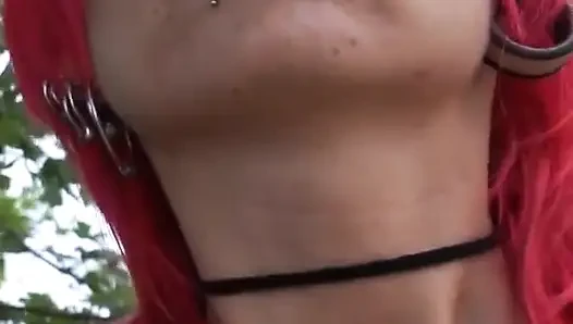 Sie ist amateur-schlampe aus deutschland, die gerne im pub masturbiert