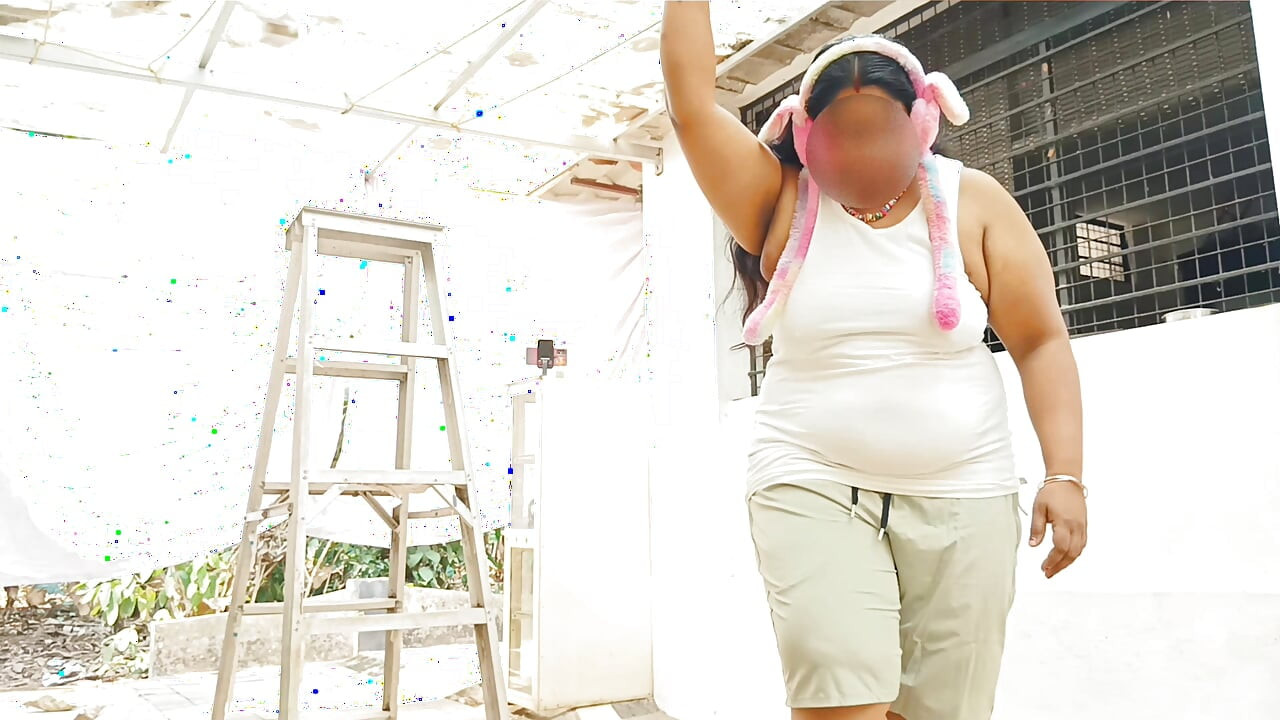 Fată indiancă sexy și dolofană își arată curul sexy și sânii