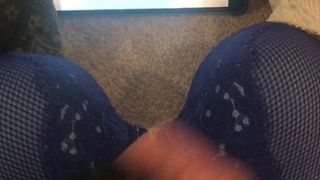 Attiser les soutiens-gorge et la culotte de ma femme pour une éjaculation porno
