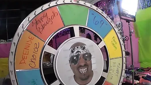 Лижущая очка латина получает своего друга с большими сисечками, чтобы помочь