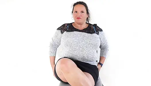 Büyük memeli kıllı olgun ıslak amcığını parmaklıyor