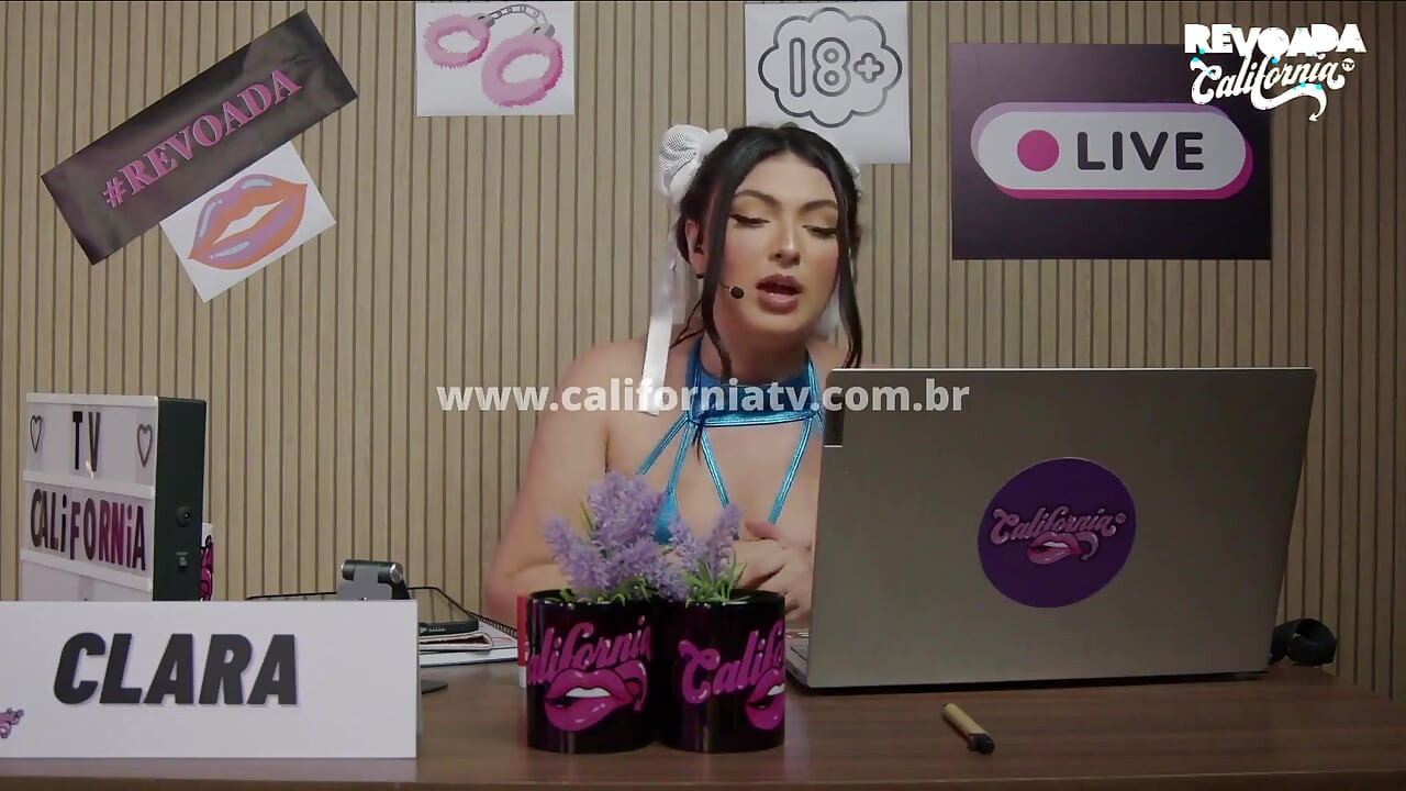Živi punom spermom uz lezbijski seks