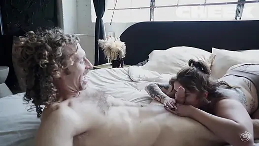 Das tätowierte schätzchen vanessa vega gibt erstaunlichen blowjob