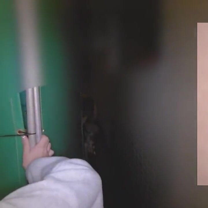 연약한 상속녀의 열기는 자연스럽고 풍부한 아름다움으로서 위험한 임시 부스 안에서 따뜻한 입 안의 지지를 제공합니다.