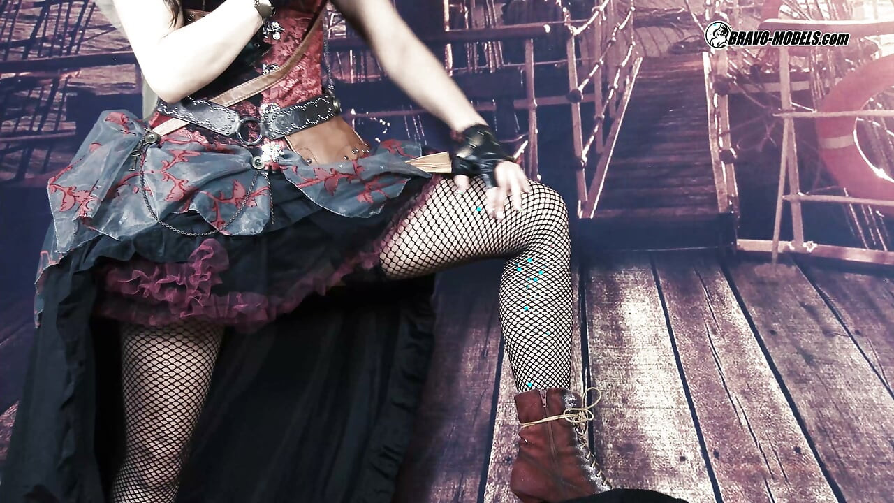 400 Barbara Bieber als piratenmeisje in schip cosplay steampunk-kostuum