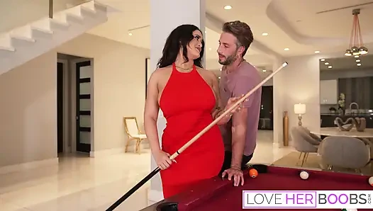 Милая крошка Nia Bleu скачет на хуе после поклонения сиськам