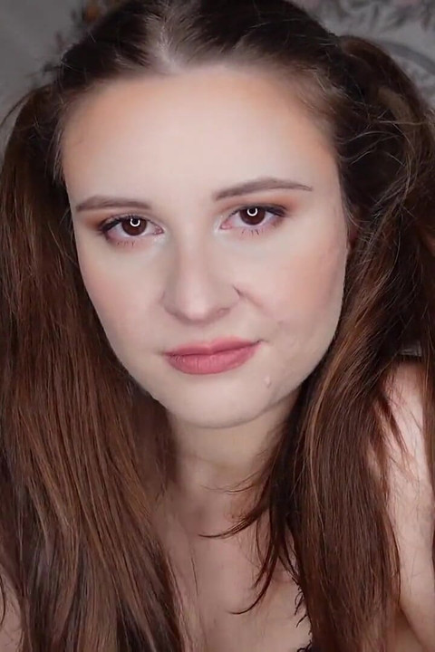 Karının videolarını izliyorum