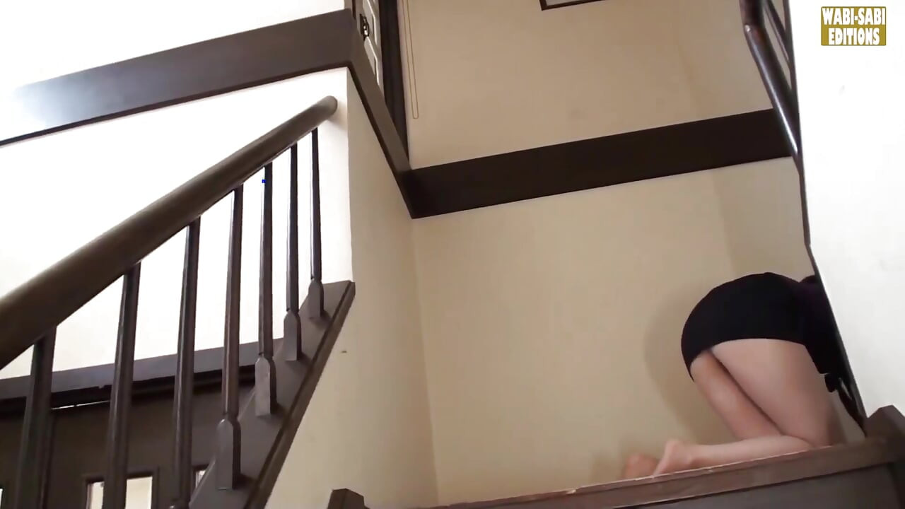 En ny voksen partner bragt hjem, som bliver intenst fokuseret på privat begær - Scene 1