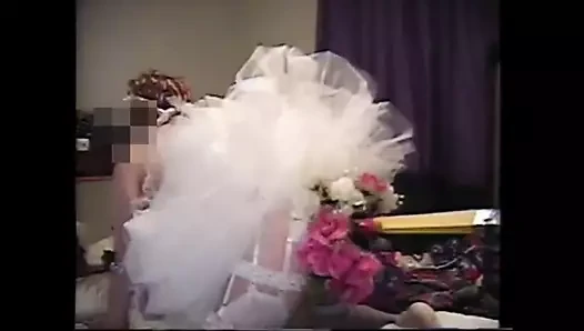 Crossdresser yatakta oyuncak sürme