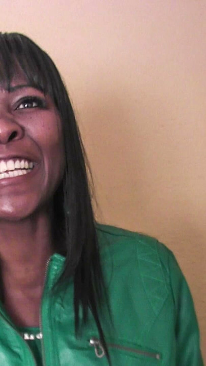 Sorriso Adorável de Ébano Transformado em Gemido Alto Durante Entrevista de Emprego | Clip 1
