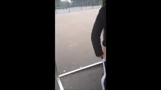 18-jähriges Mädchen spielt im Park
