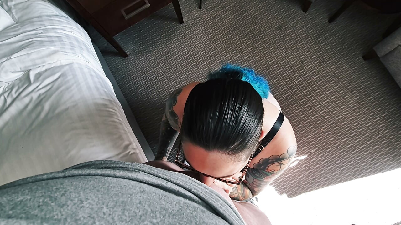 두꺼운 자지 깊숙이 목구멍으로 빨아들이는 POV