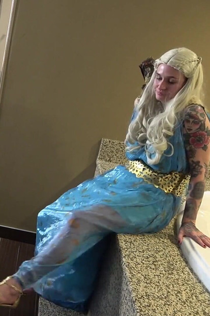 Brooke Lyn Rose vú to chơi với một người đàn ông da đen lớn trong bể sục