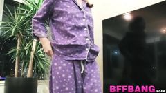 Thanh thiếu niên ngọt ngào bị thống trị bởi strapon đê trong bữa tiệc pyjama