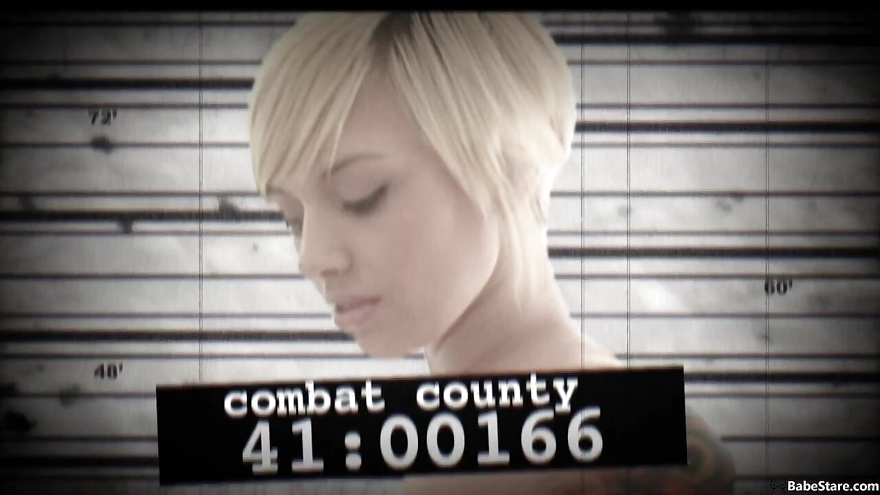 Маленька блондинка бере на себе великий член