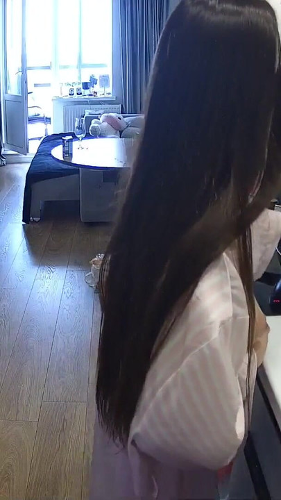 LUUV. 홈 카메라에서 토플리스로 저녁 식사를 요리하는 섹시한 Grossy | 클리 2