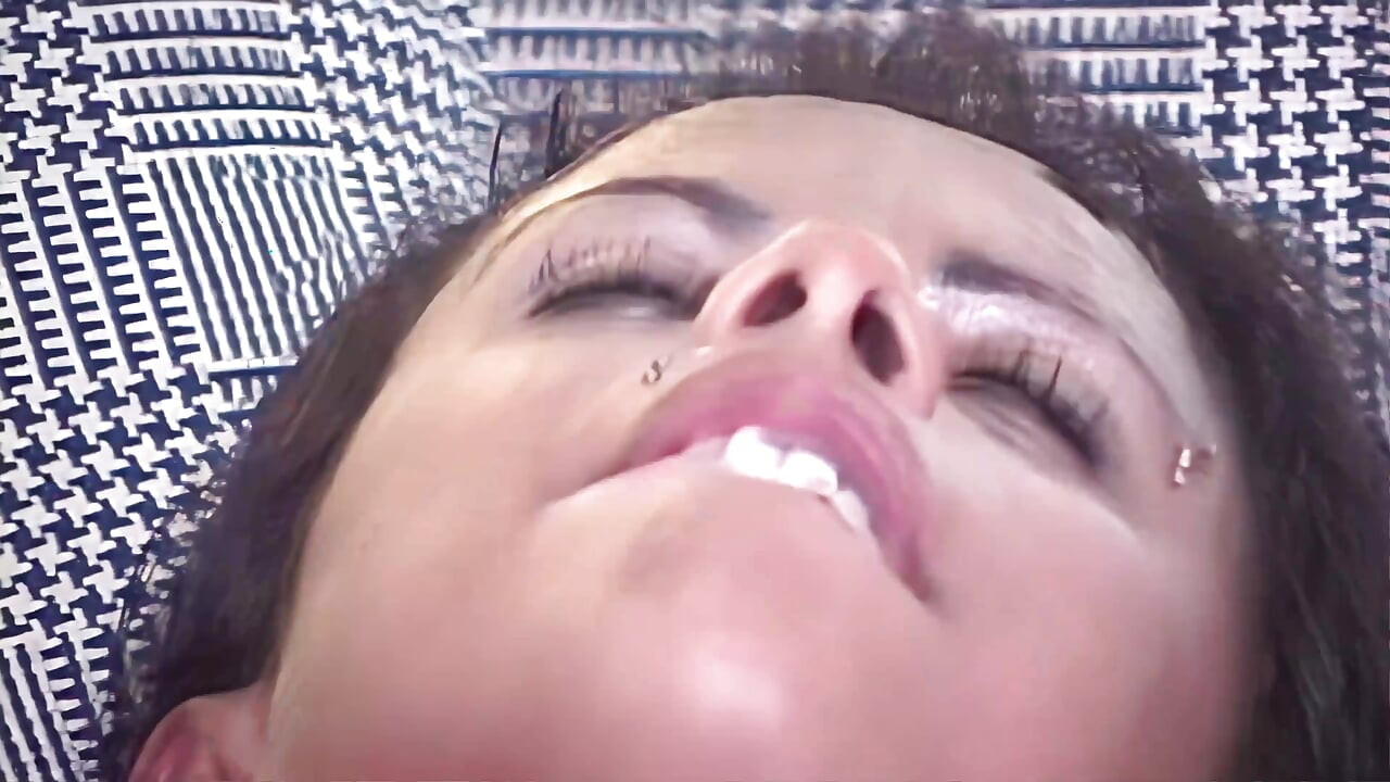 Femeie latino sexy Lorrayne cu curul bronzat futut și pizda ei umplută cu spermă fierbinte