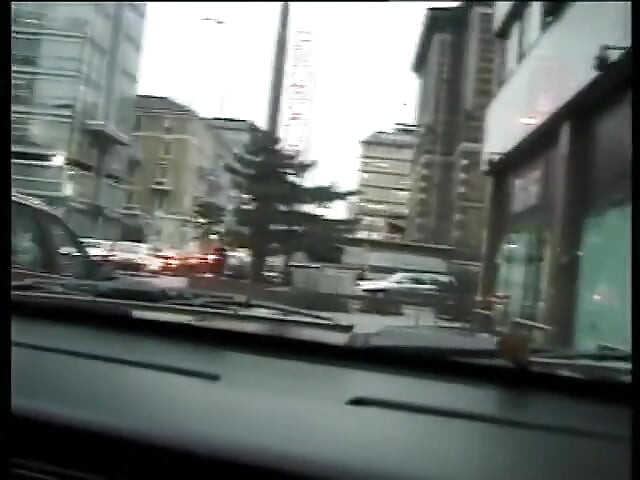 공공 장소에서 두 남자에게 따먹히는 핫한 갈색 머리