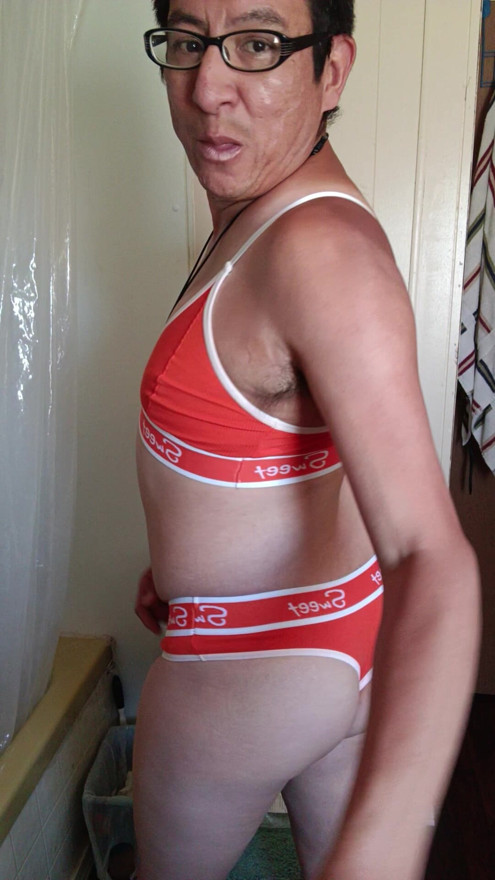 Me playing with my jiggle booty in my Orange outfit :3 rate me in comments daddy or Master :) uwu