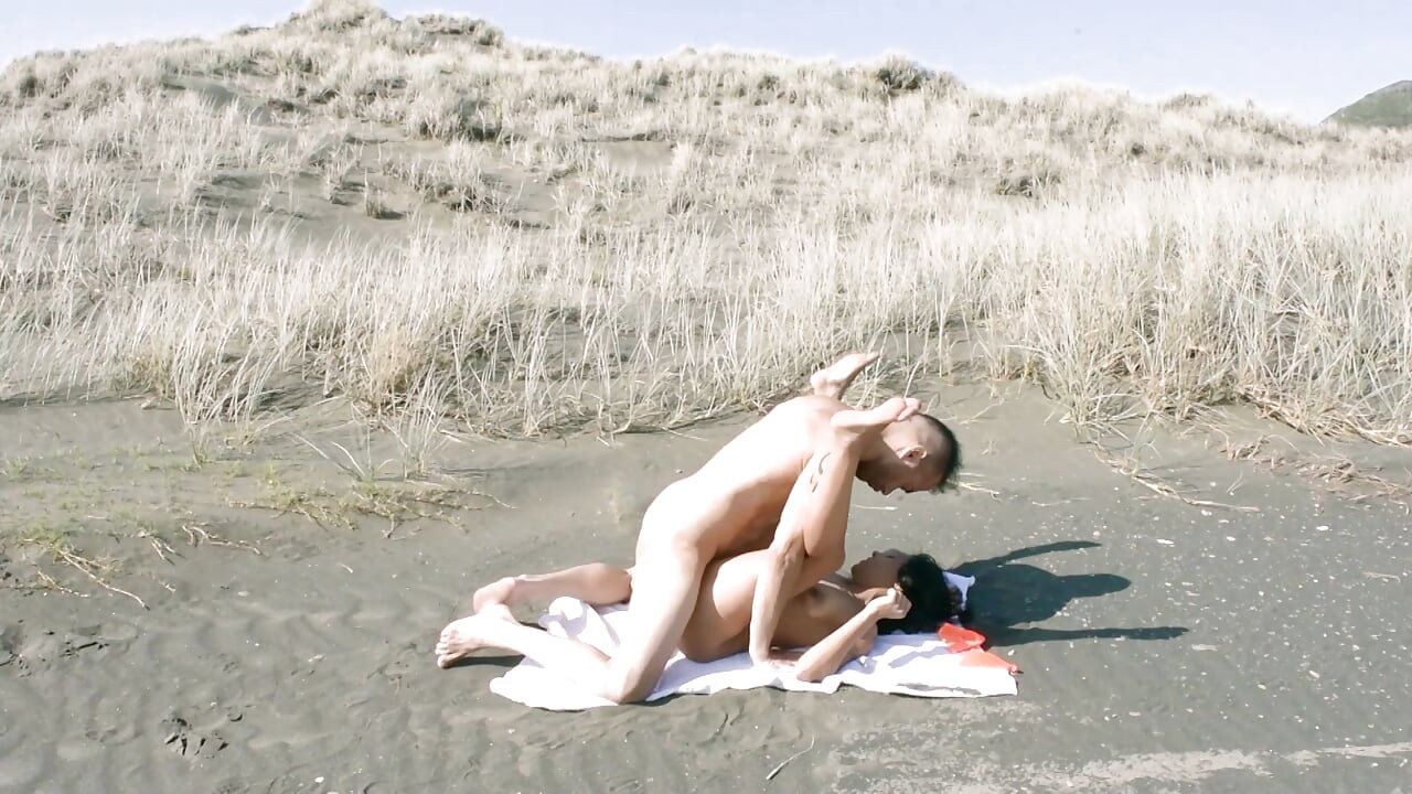 공공 해변에서 따먹히는 섹시한 Wyld Yasmin