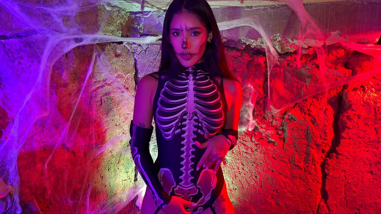 Petite Colombian woman ay nalilibugan sa pagkakita ng skeleton sa Halloween night - Carolina Guerrero