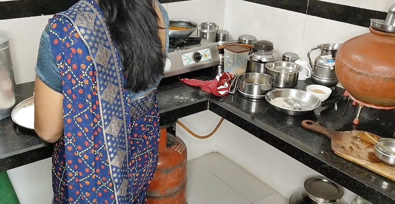 India desi tía en la cocina nuestro marido viene a follar con corrida
