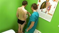 Pasien panas dengan pantat basah bersetubuh di kantor dengan dokter