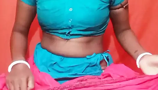 Bengali Unsatisfied Milky Bhabhi Fingaring And Showing To Lover With Saree