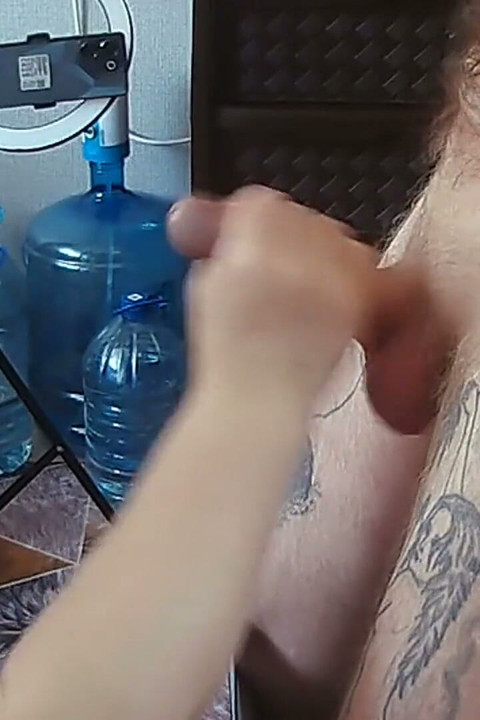 Üvey oğlumun yarağını emiyor ve mastürbasyon yapıyorum ve yüzüme bir parça döl alıyorum