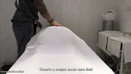 Законная клиентка массажа получает счастливое окончание