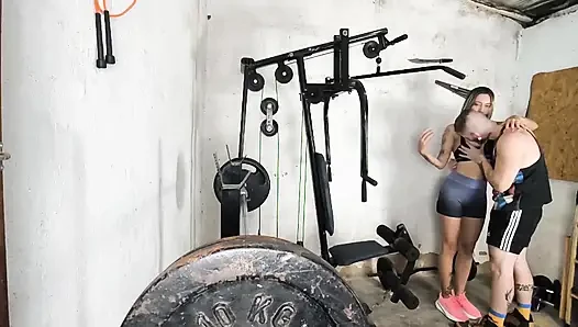 Spor salonunun içindeki büyük popo