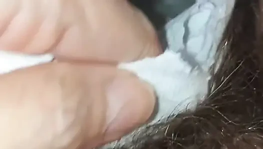 Tüylü Koltuk Altlarını Sergilemek